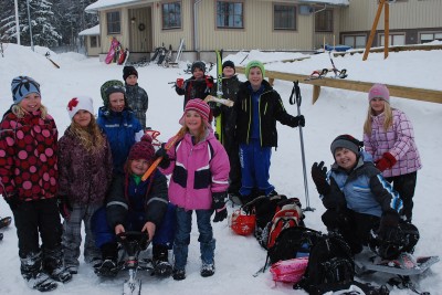 En grupp glada barn efter lilla OS i Rengsjöskolan