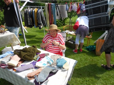 Agneta Falk från Bollnäs, som är blind, passade på att sticka vantar inför vintern och de sålde bra trots sommarvärmen.