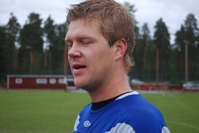 36-årige Robert Bronegård hade lagt skorna på hyllan men Rengsjös usla våromgång fick honom på bättre tankar och i höst har han dirigerat laget förbi kvalstrecket och upp till åttonde plats. En nyckelspelare på lördag.