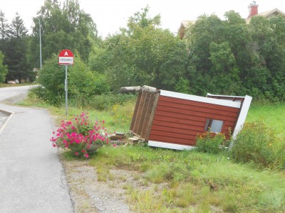 Ett gäng ungdomar i bil festade om vid busskuren i Glösbo och sedan tippade de omkull den.