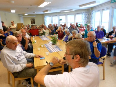 Hannu Kiviranta demonstrerade några enkla yoga-rörelser för måndagsgruppen som nu stadigt samlar ett 50-tal deltagare varje gång.