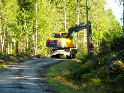 En grävmaskin började på tisdagen rensa dikena från ris efter de senaste dagarnas avverkningar. 