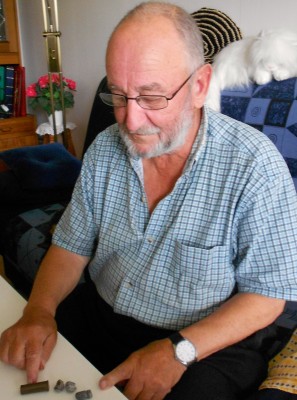 Allan Mickelsson  med kulorna från sin första älgjakt för över 60 år sedan.