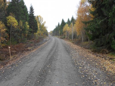 Borta är den knöliga asfalten och istället löper den nya grusvägen jämn och fin förbi Broddböle.