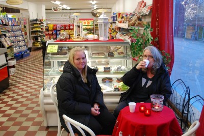Barbro Fredricson och dottern Maria "Myran" Kraft låter sig bjudas på  kaffe i butikens lilla konditorihörna. 