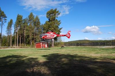 Helikoptern landade på gräsplanen vid badet.