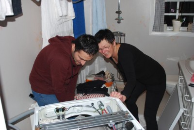 Syriska flyktingen Tarek Al Khatib har blivit som en familjemedlem hos Eva och Göran Bernstål. Här hjälper han Eva med en trasig tvättmaskin eftersom han är utbildad servicetekniker. 